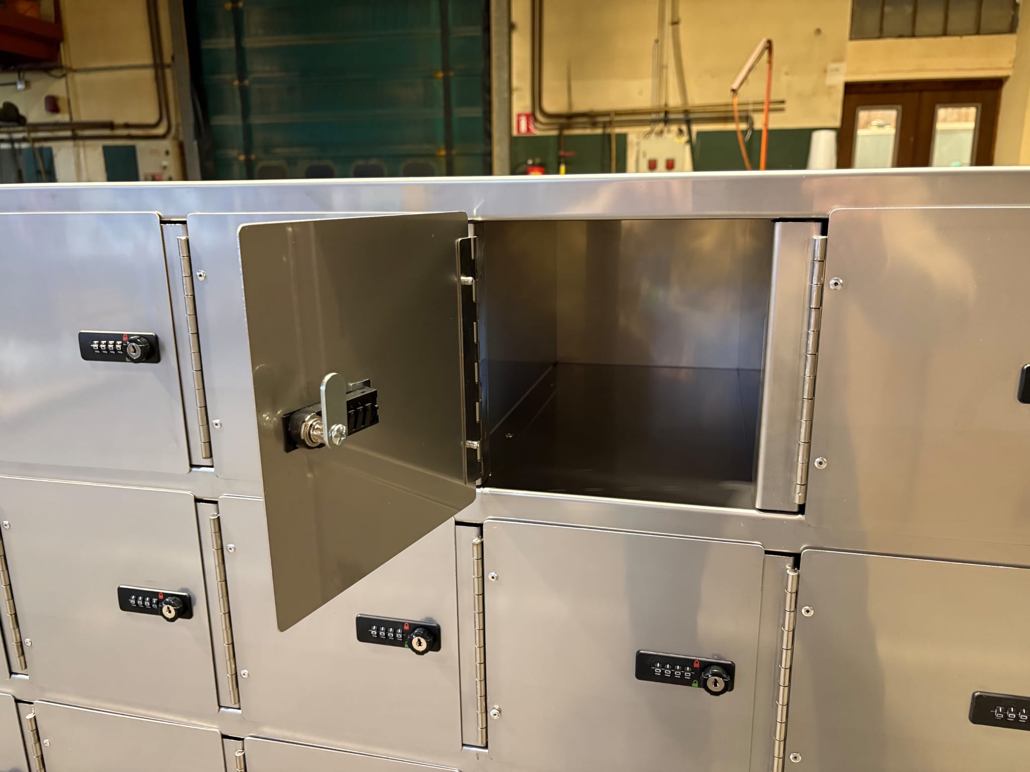 2 - Armoire à casier ouvert